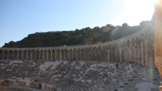 Der Apollo Tempel in Side und das Amphitheater von Aspendos
