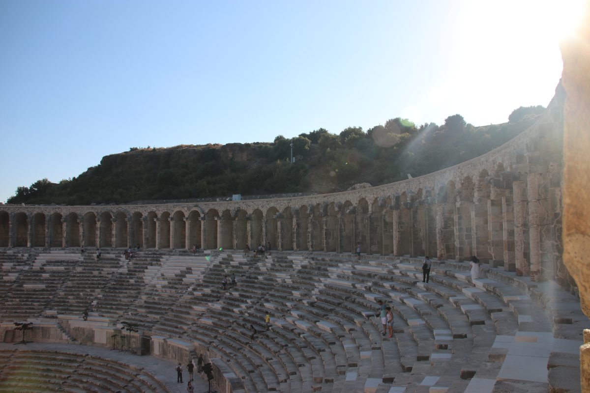 Der Apollo Tempel in Side und das Amphitheater von Aspendos