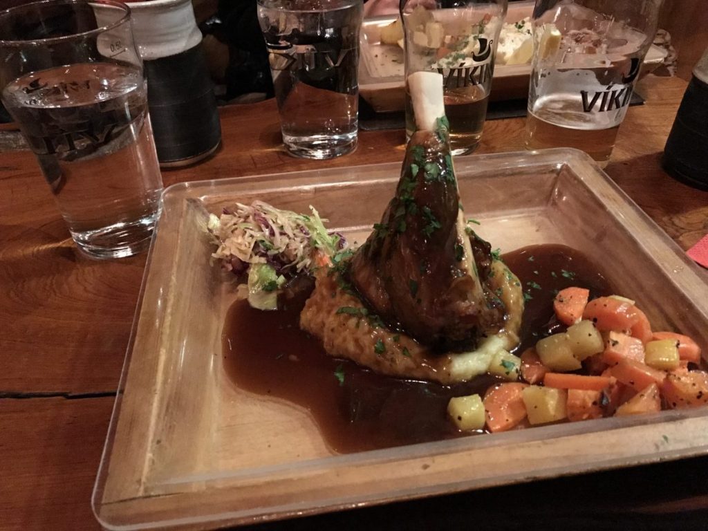 Hotel Viking Island und Essen wie die Wikinger im Fjörukráin Viking Meal