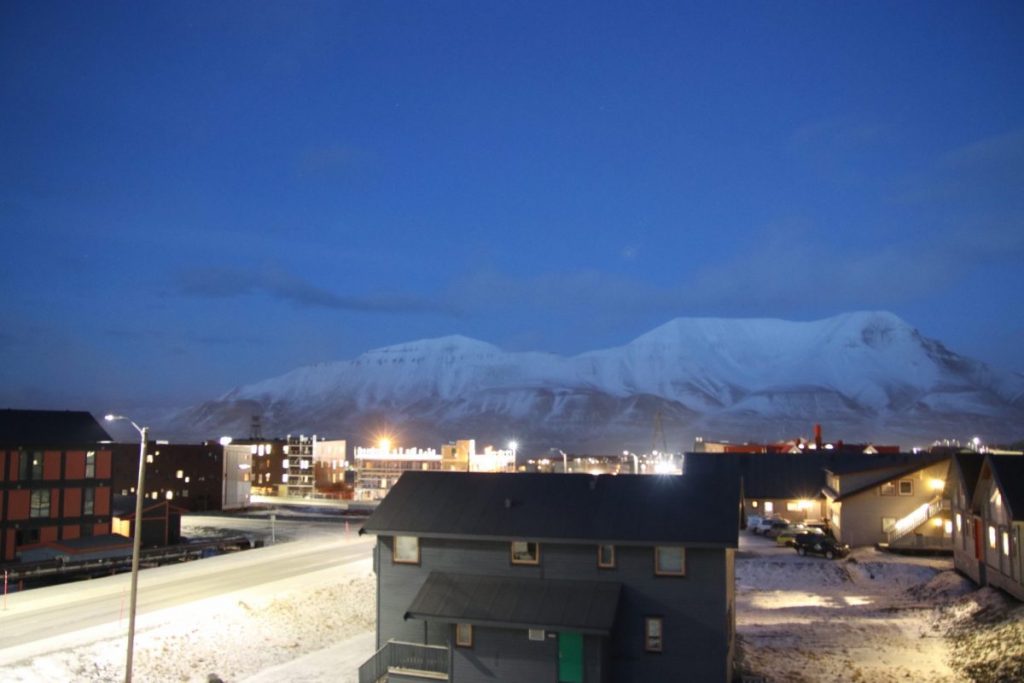 Longyearbyen mit Blick auf den Fjord