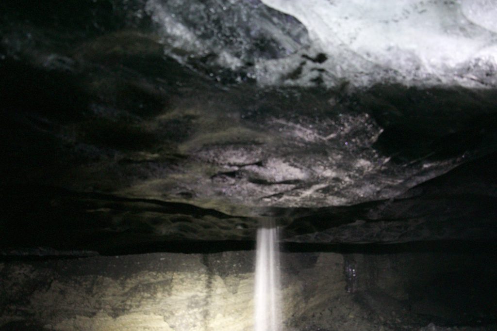 Blaue Eiskristallhöhle - Crystal Blue Ice Cave in Ìsland