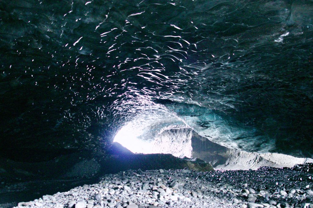 Blaue Eiskristallhöhle - Crystal Blue Ice Cave in Ìsland