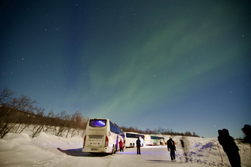 Nordlichter-Tour mit Bifröst Northern Lights – Ein Abend zwischen Schnee und grünem Himmel Nordlichter-Tour mit Bifröst Northern Lights – Ein Abend zwischen Schnee und grünem Himmel
