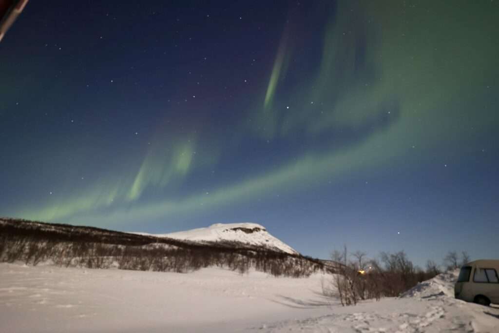 Nordlichter-Tour mit Bifröst Northern Lights – Ein Abend zwischen Schnee und grünem Himmel Nordlichter-Tour mit Bifröst Northern Lights – Ein Abend zwischen Schnee und grünem Himmel