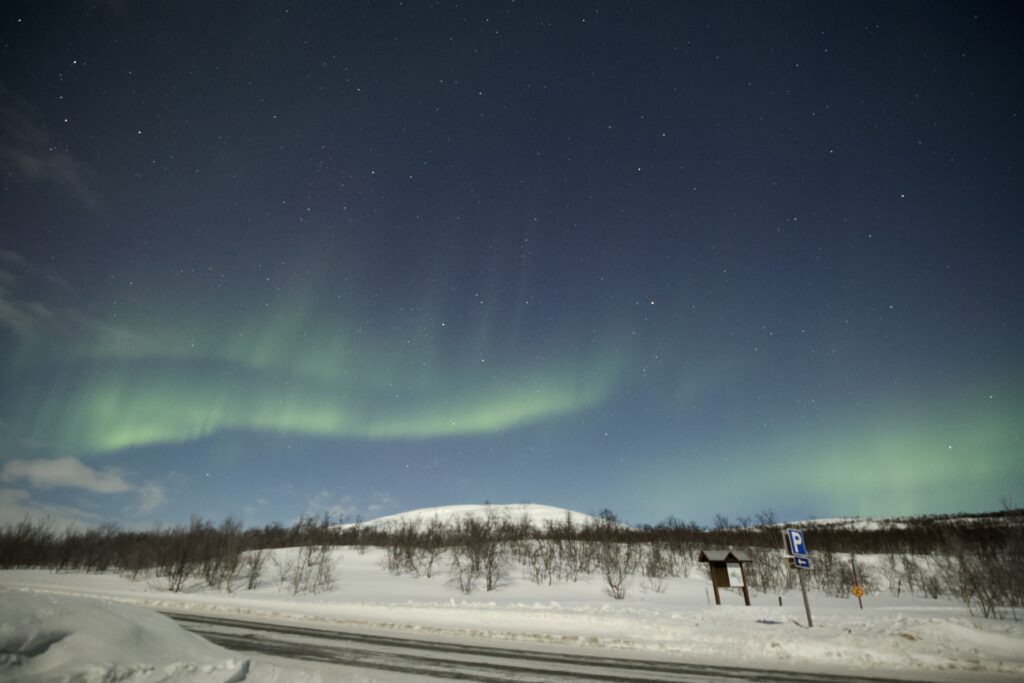 Nordlichter-Tour mit Bifröst Northern Lights – Ein Abend zwischen Schnee und grünem Himmel Nordlichter-Tour mit Bifröst Northern Lights – Ein Abend zwischen Schnee und grünem Himmel