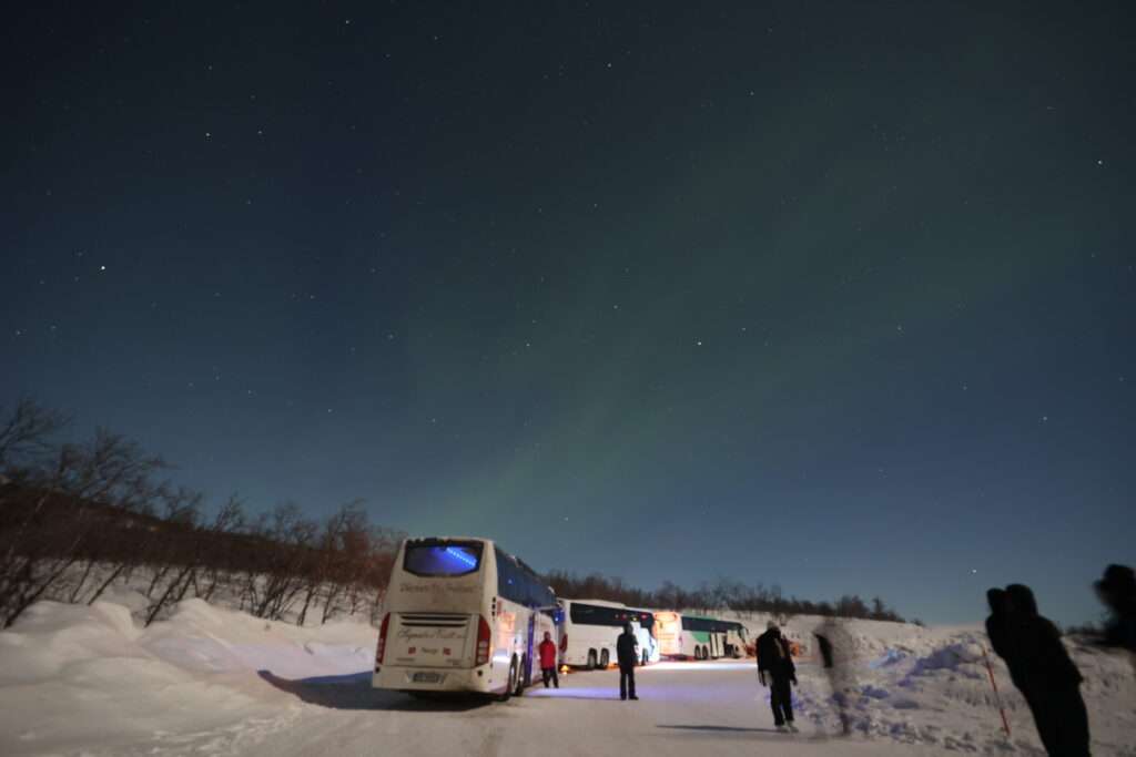 Nordlichter-Tour mit Bifröst Northern Lights – Ein Abend zwischen Schnee und grünem Himmel Nordlichter-Tour mit Bifröst Northern Lights – Ein Abend zwischen Schnee und grünem Himmel