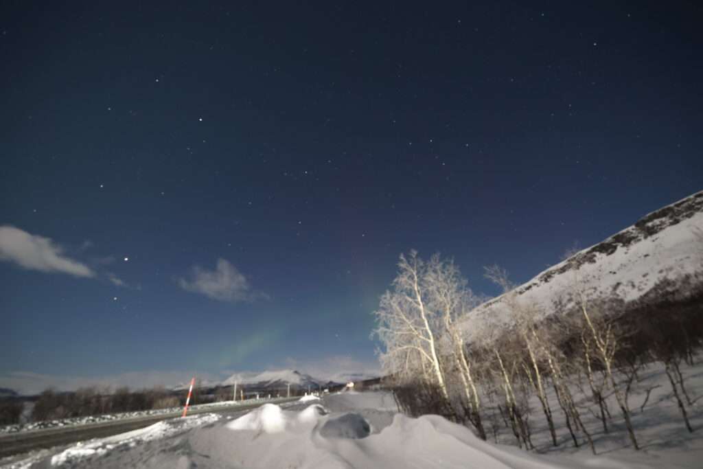 Nordlichter-Tour mit Bifröst Northern Lights – Ein Abend zwischen Schnee und grünem Himmel Nordlichter-Tour mit Bifröst Northern Lights – Ein Abend zwischen Schnee und grünem Himmel