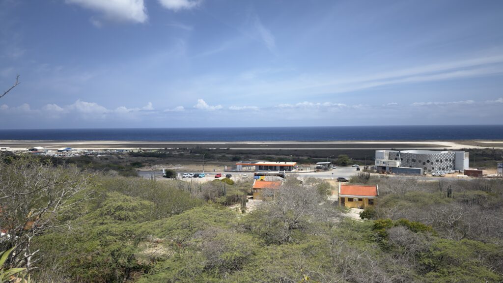 Curaçao Reise - Ausflüge & Reisetipps Hat Cave - Blick auf den Flughafen