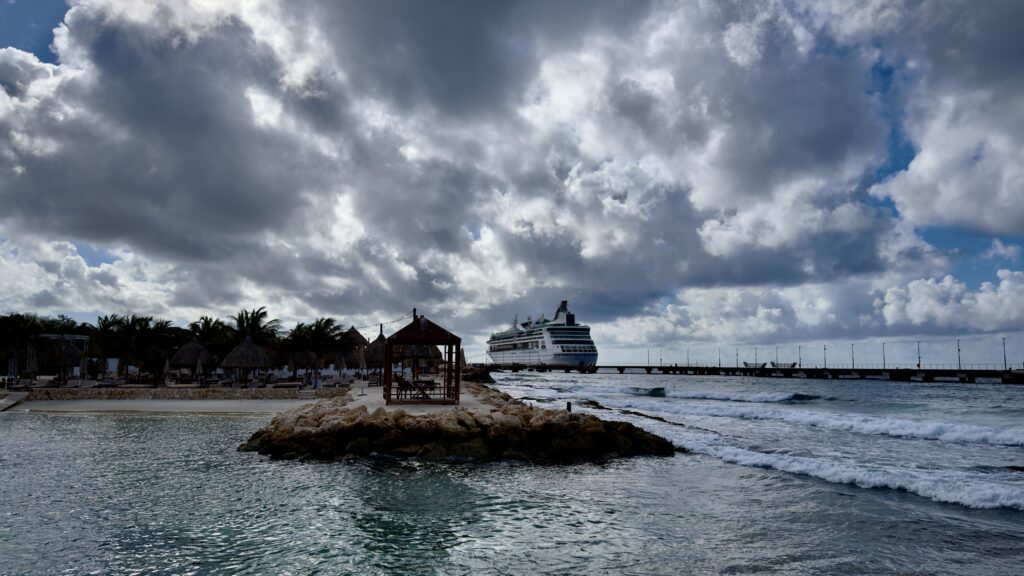 The Rif Curaçao – All-Inclusive am Mangrove Beach The rif Meerblick mit Kreuzfahrtschiff
