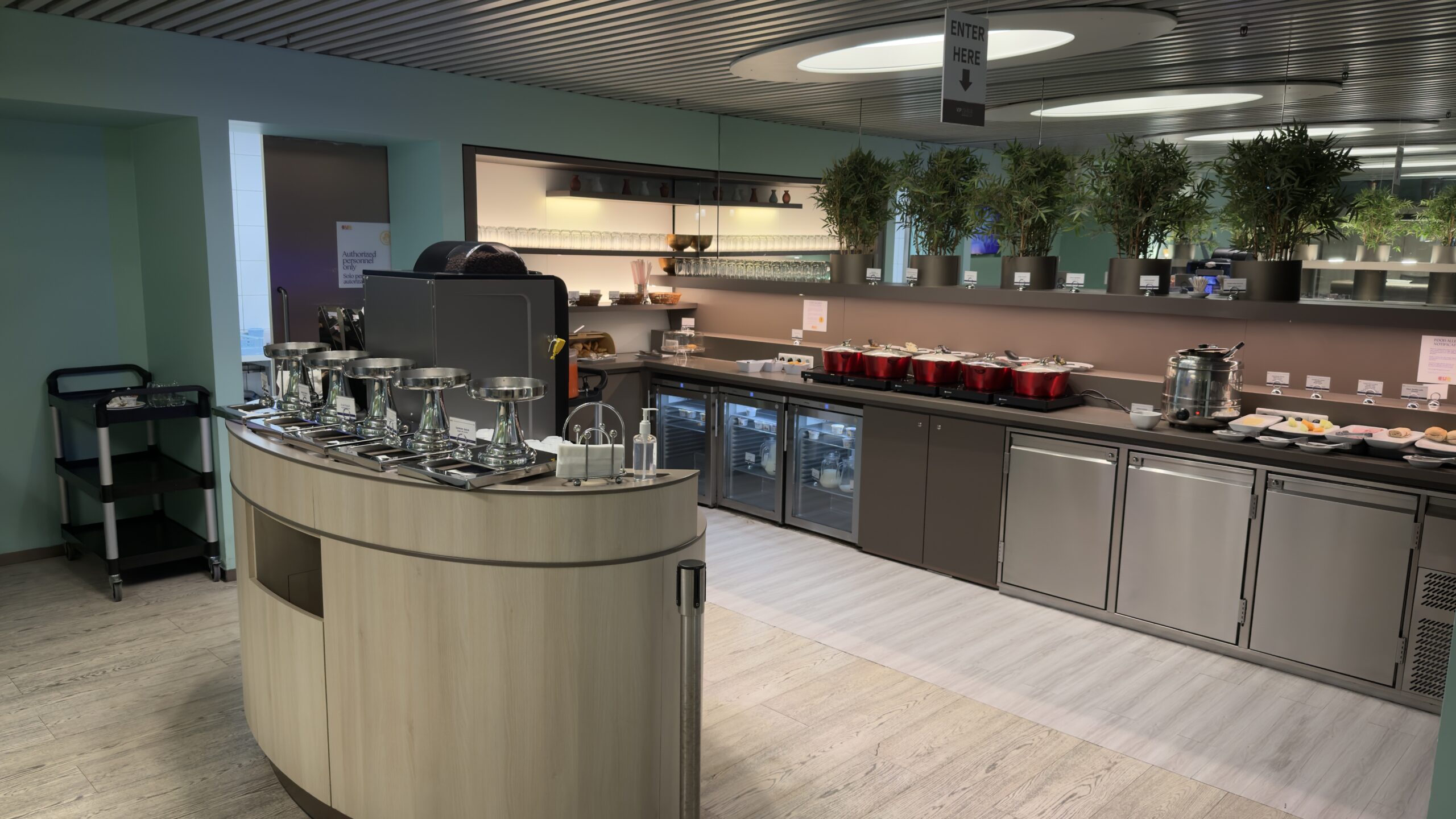 VIP Lounge Curaçao Airport: Erfahrungen, Zugang & Preise VIP Lounge Curacao Airport - Büffet
