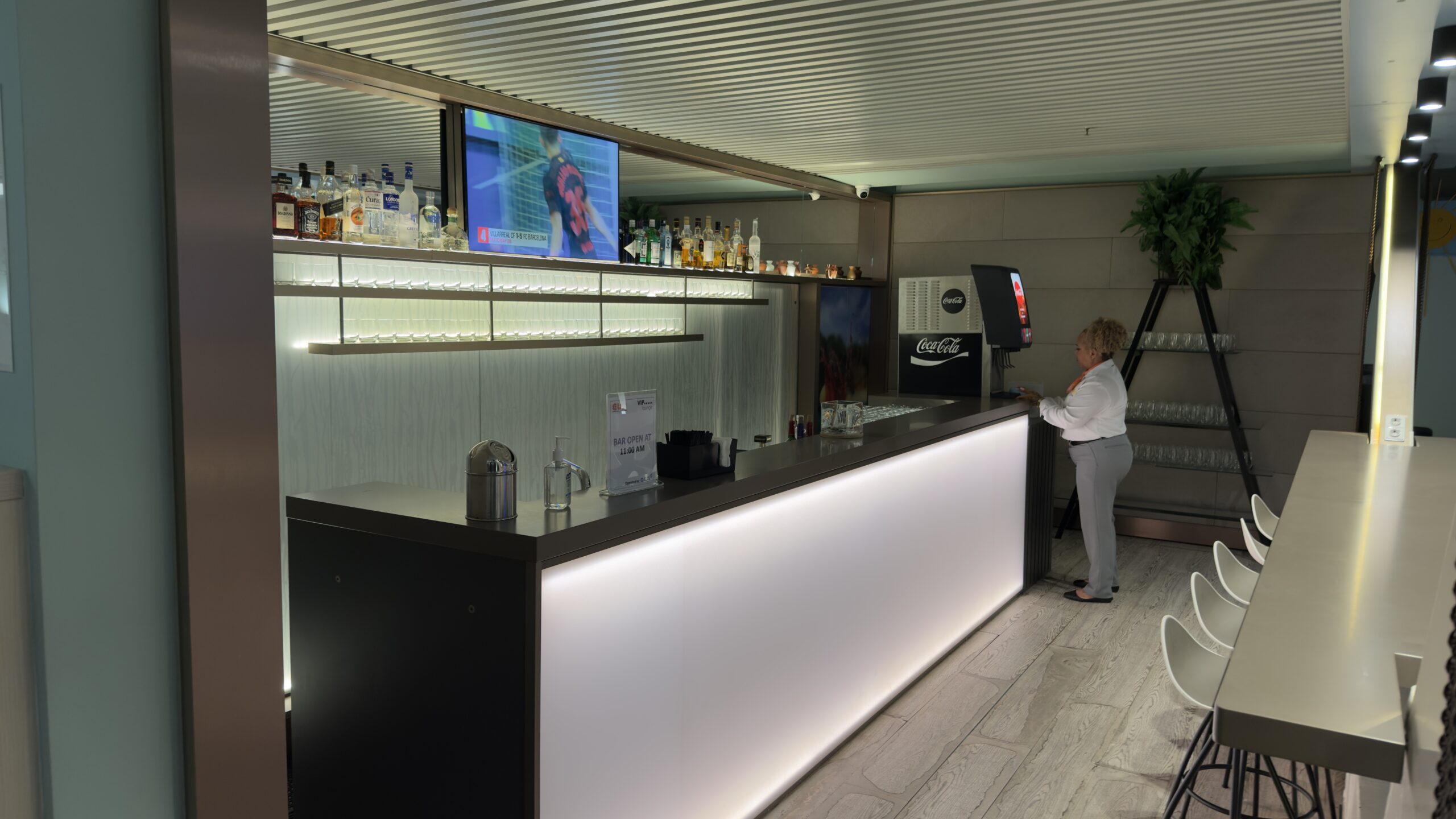 VIP Lounge Curaçao Airport: Erfahrungen, Zugang & Preise VIP Lounge Curacao Airport - Bar