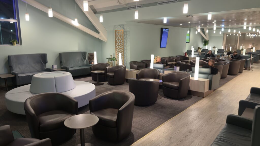 VIP Lounge Curaçao Airport: Erfahrungen, Zugang & Preise VIP Lounge Curacao Airport - Sitzbereich