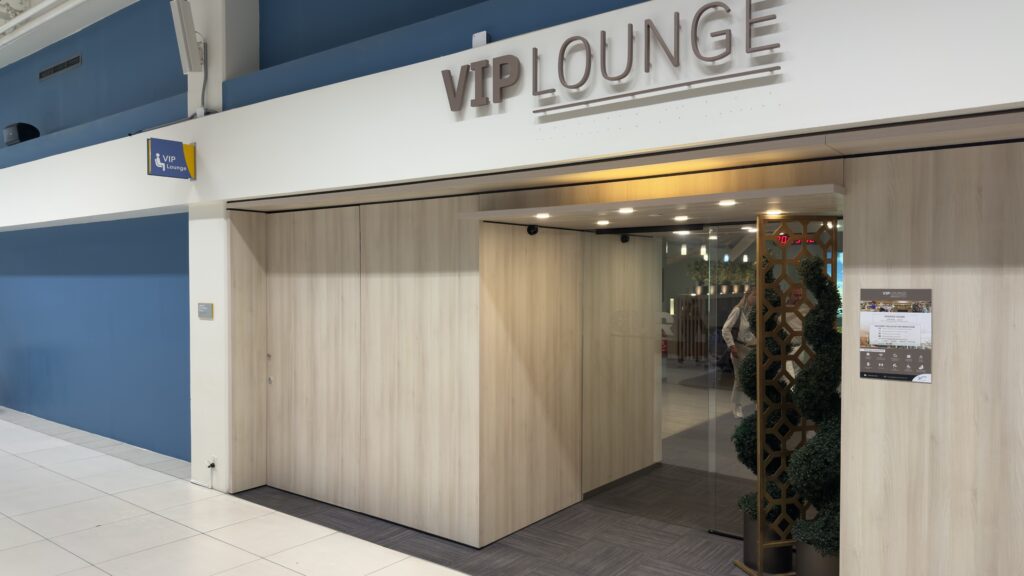 VIP Lounge Curaçao Airport: Erfahrungen, Zugang & Preise VIP Lounge Curacao Airport - Eingang