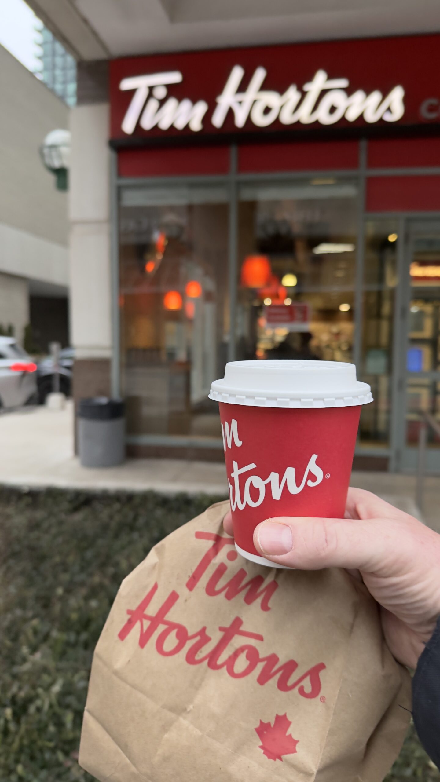 Toronto Sightseeing zu Fuß – 15 Kilometer quer durch die Stadt Kaffeebecher vor einer Tim-Hortons-Filiale in Toronto