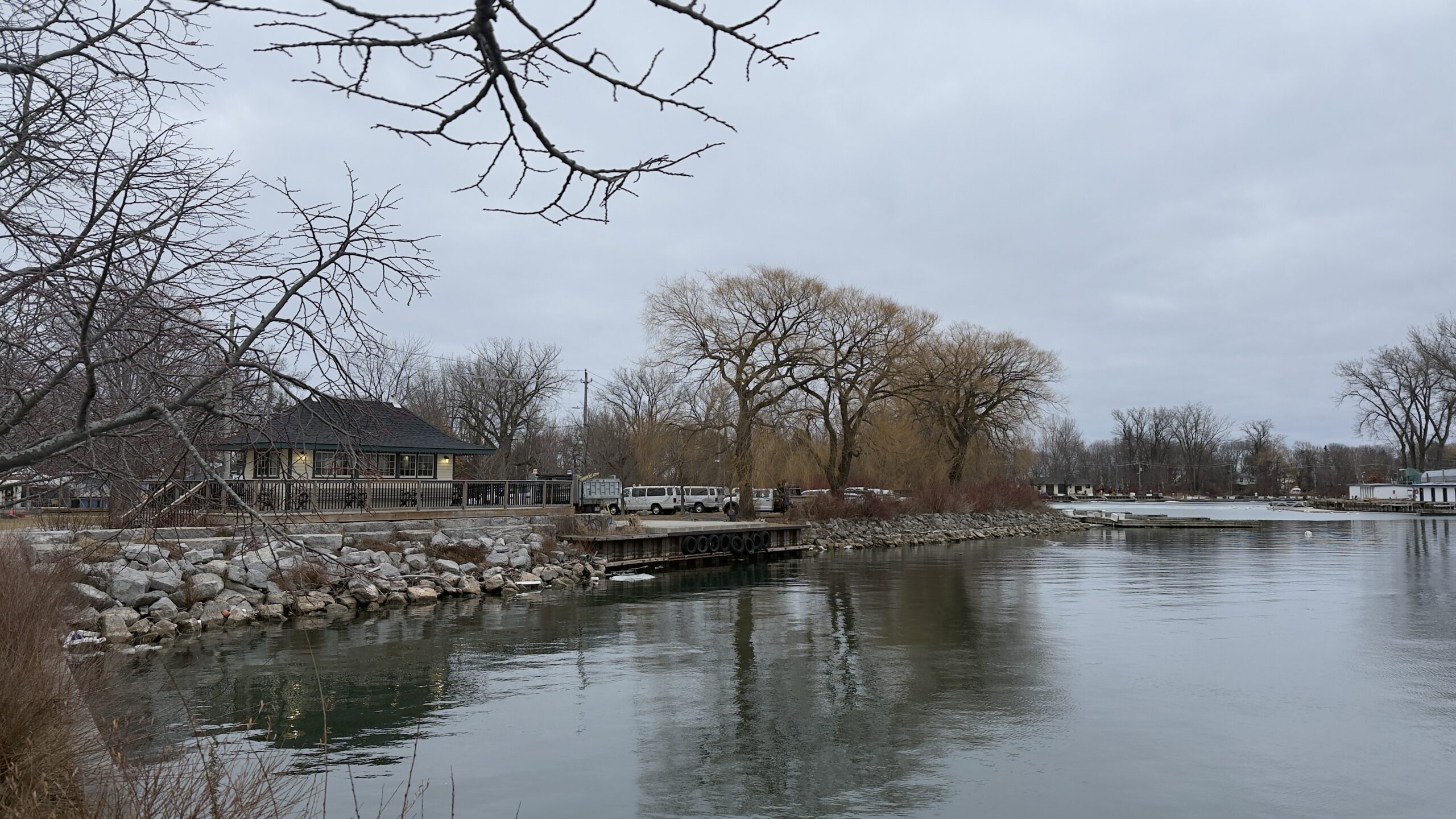 Toronto Sightseeing zu Fuß – 15 Kilometer quer durch die Stadt Winterliches Ufer auf Ward’s Island mit kahlen Bäumen und einem Haus
