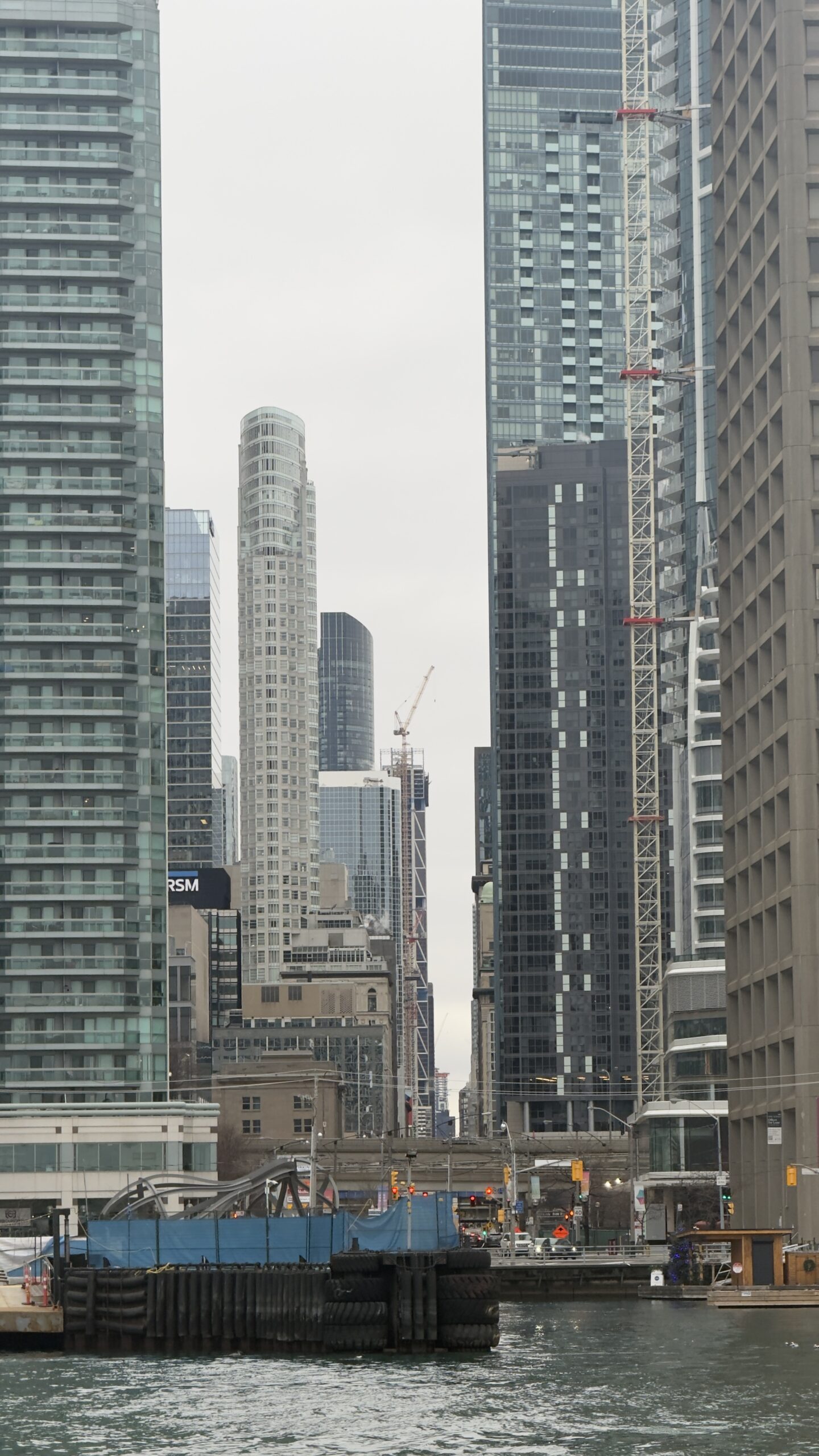 Toronto Sightseeing zu Fuß – 15 Kilometer quer durch die Stadt Hochhäuser und Anleger an Torontos Waterfront