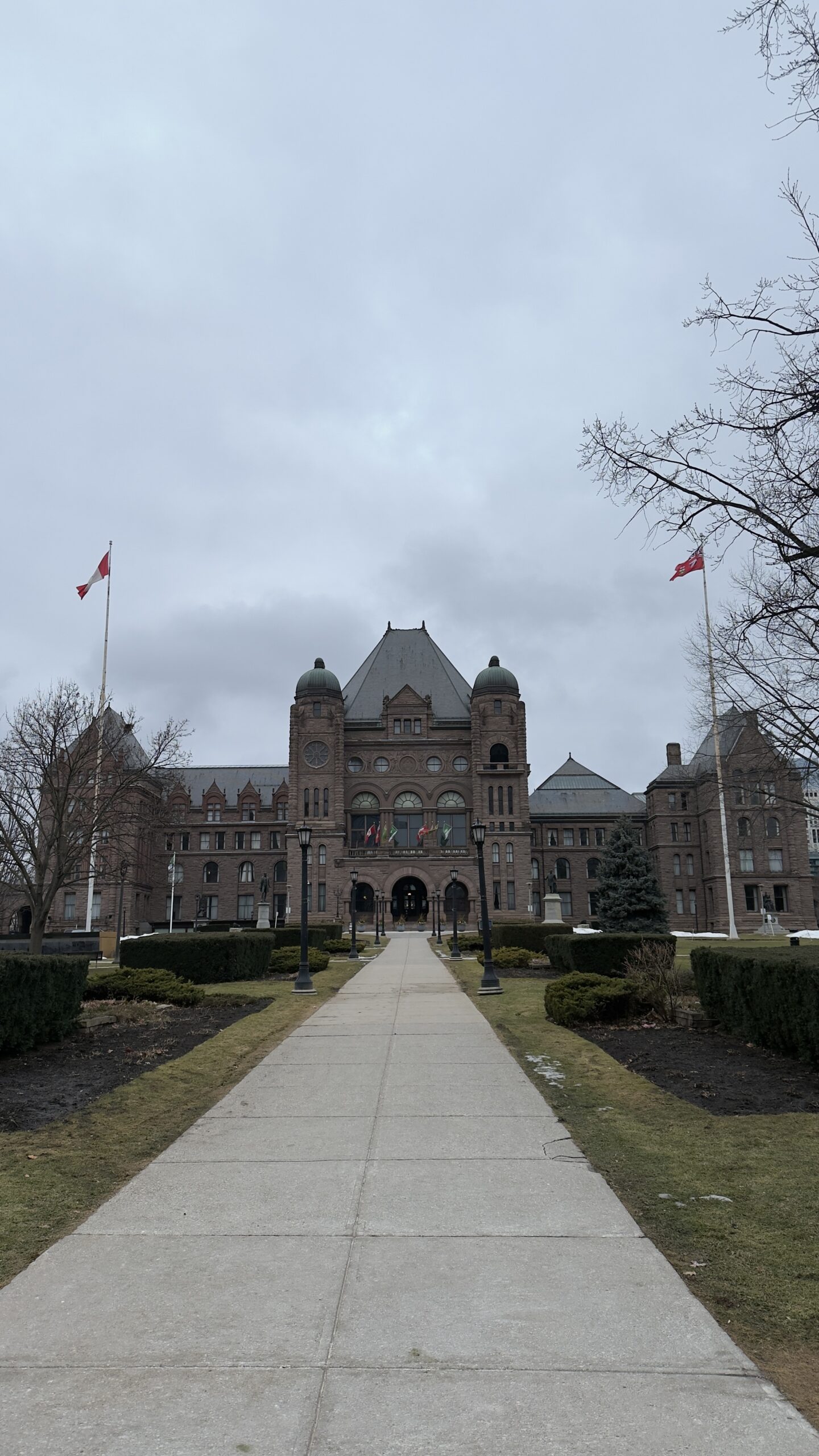 Toronto Sightseeing zu Fuß – 15 Kilometer quer durch die Stadt Parlamentsgebäude von Ontario am Queen’s Park in Toronto