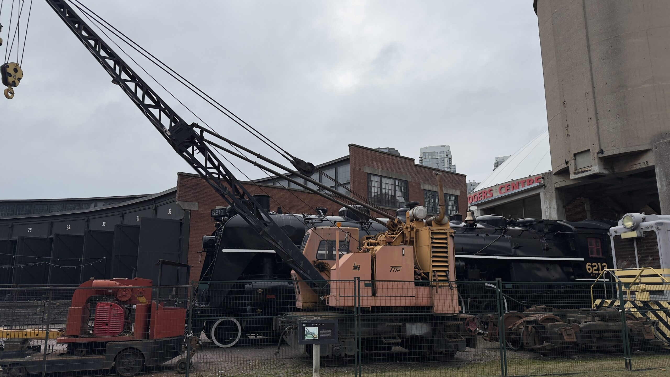 Toronto Sightseeing zu Fuß – 15 Kilometer quer durch die Stadt Historische Lokomotive 6213 und Eisenbahnkran am Toronto Railway Museum